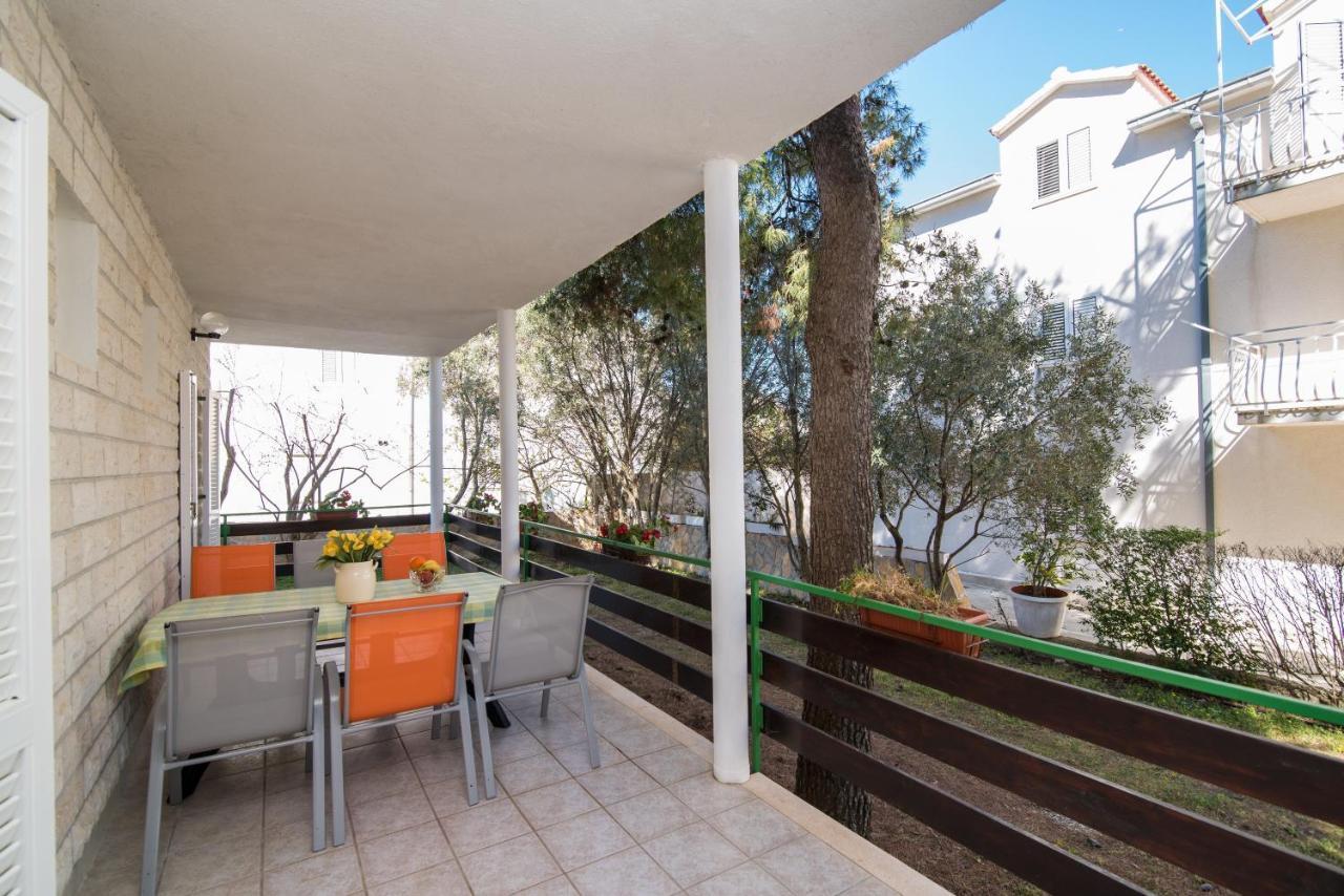 Apartments Pinija Supetar Bagian luar foto