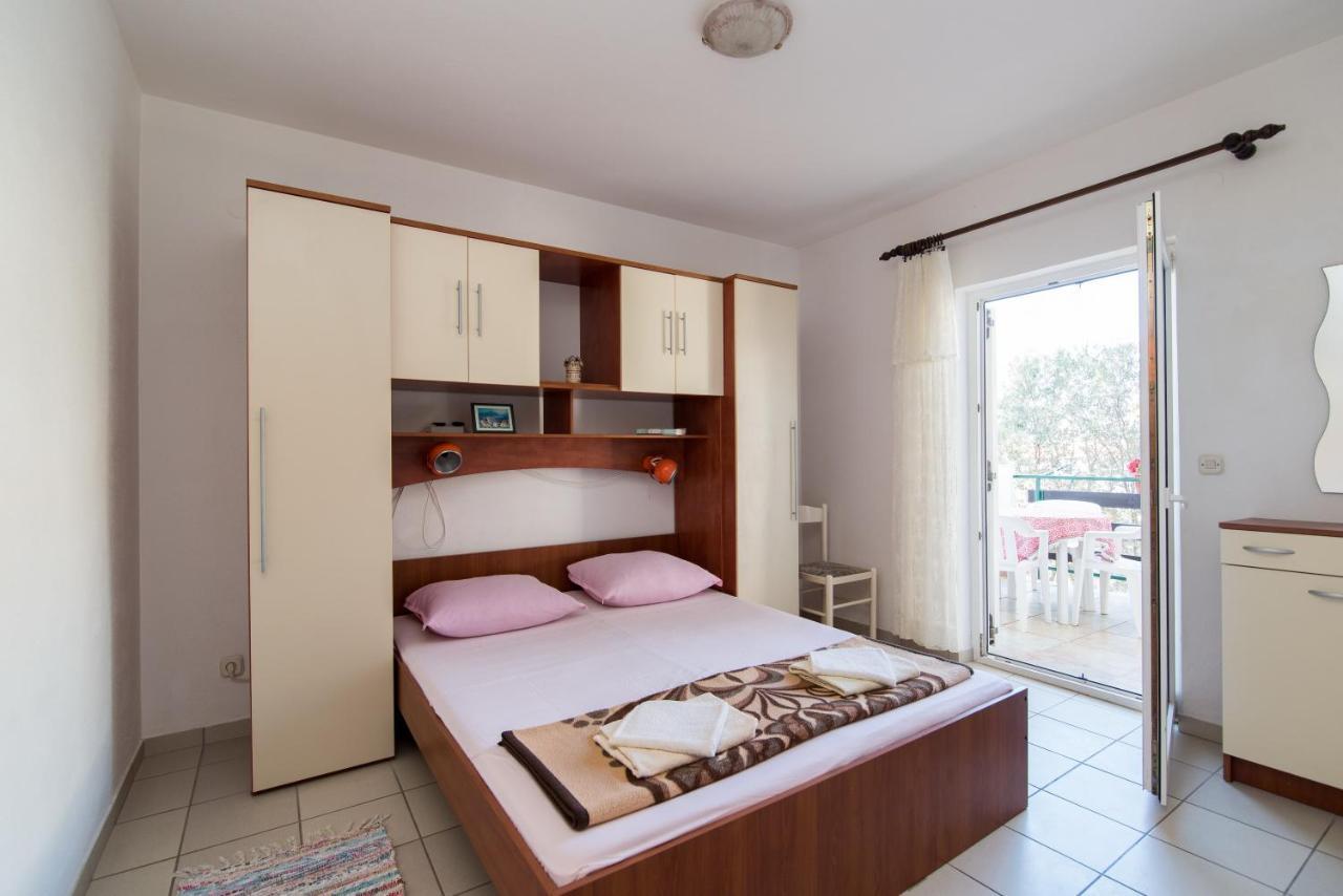 Apartments Pinija Supetar Bagian luar foto