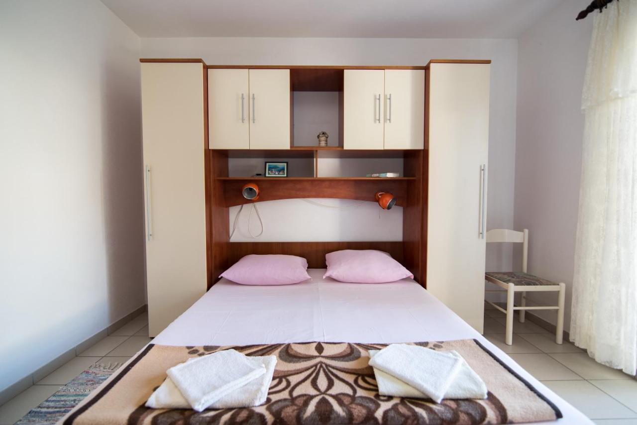 Apartments Pinija Supetar Bagian luar foto