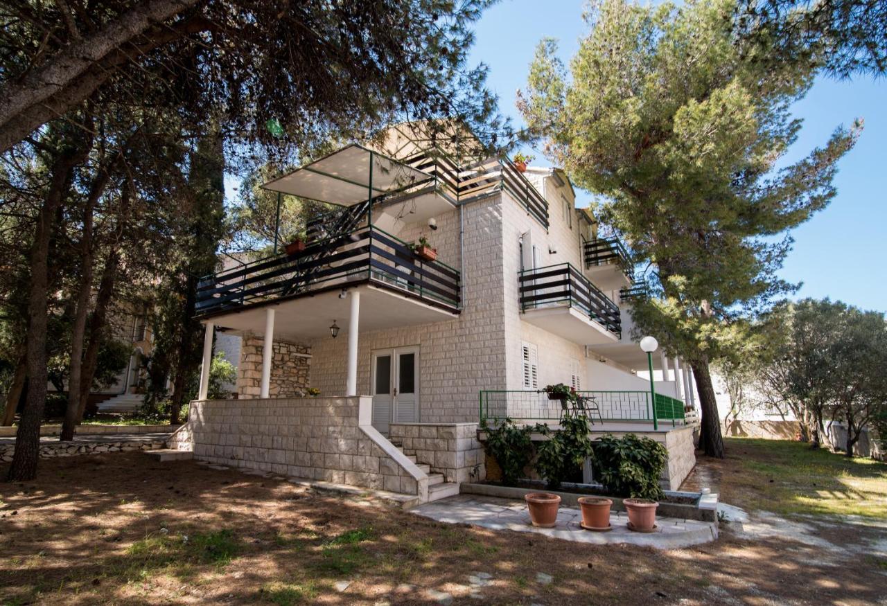 Apartments Pinija Supetar Bagian luar foto